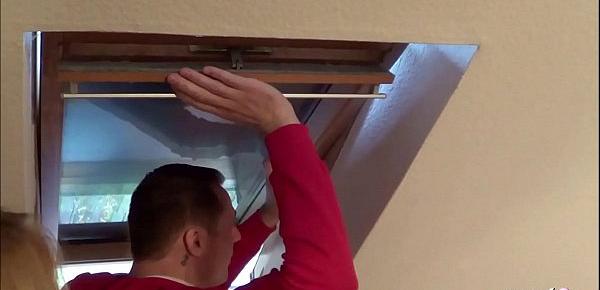 Reife deutsche Hausfrau fickt mit dem jungen Handwerker fremd